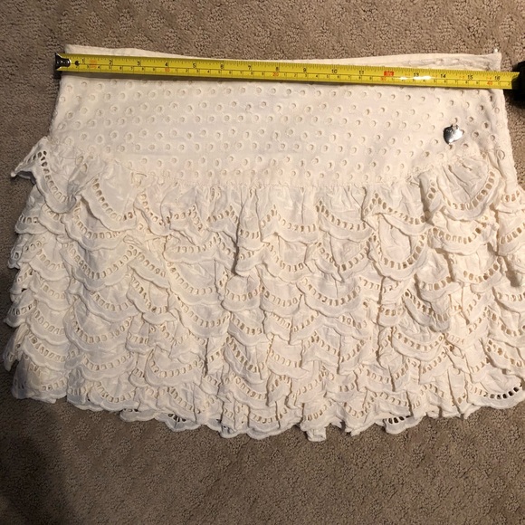 Ivory layered lace skirt. - Picture 7 of 8